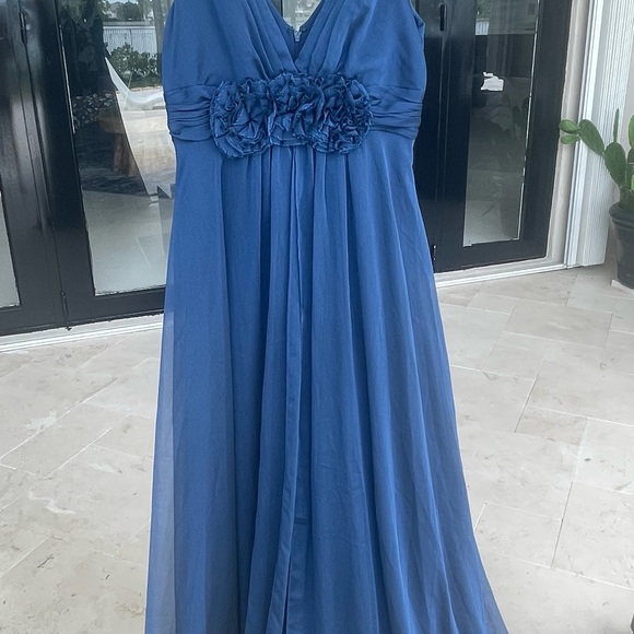 Blue gown - Picture 3 of 3